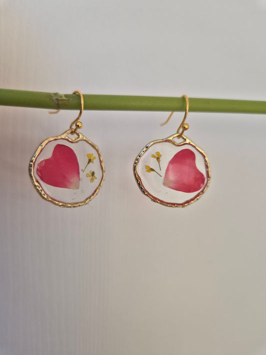 Pendientes botánica de pétalos rojos de rosa
