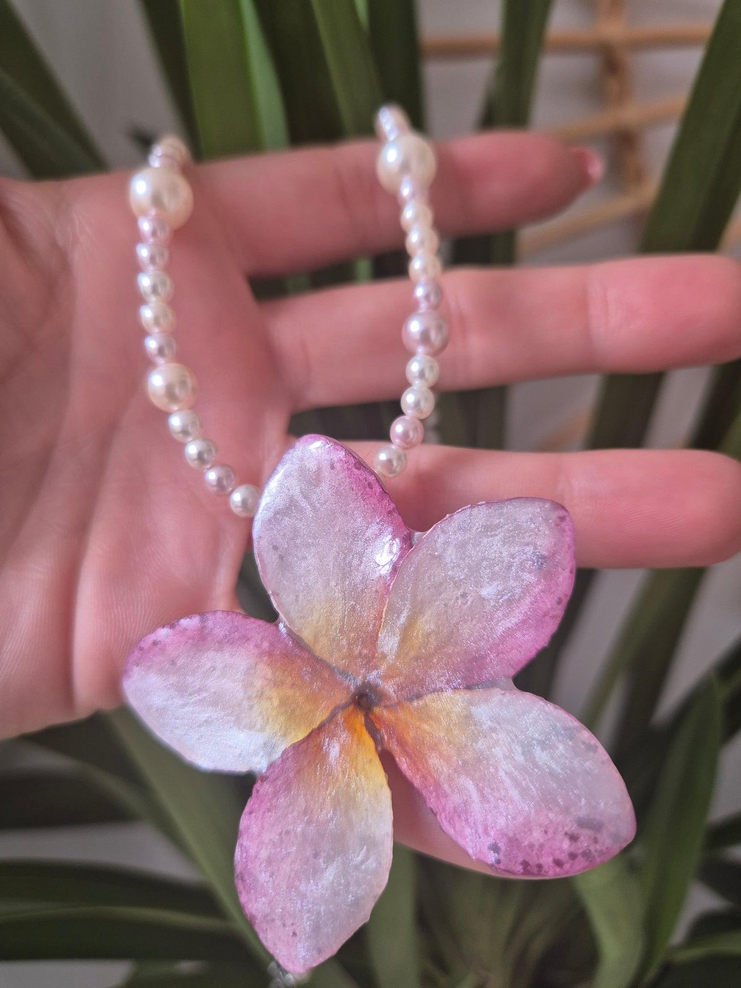 Colgante de perlas y plumeria