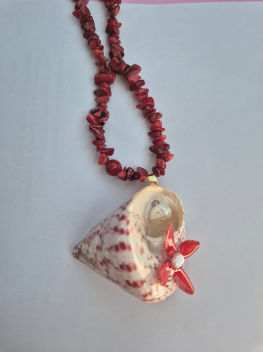 Colgante caracola y flor caribeña
