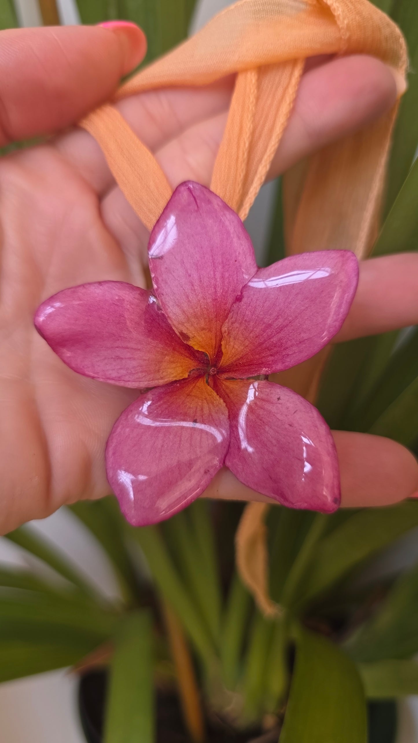 Collar plumeria y seda
