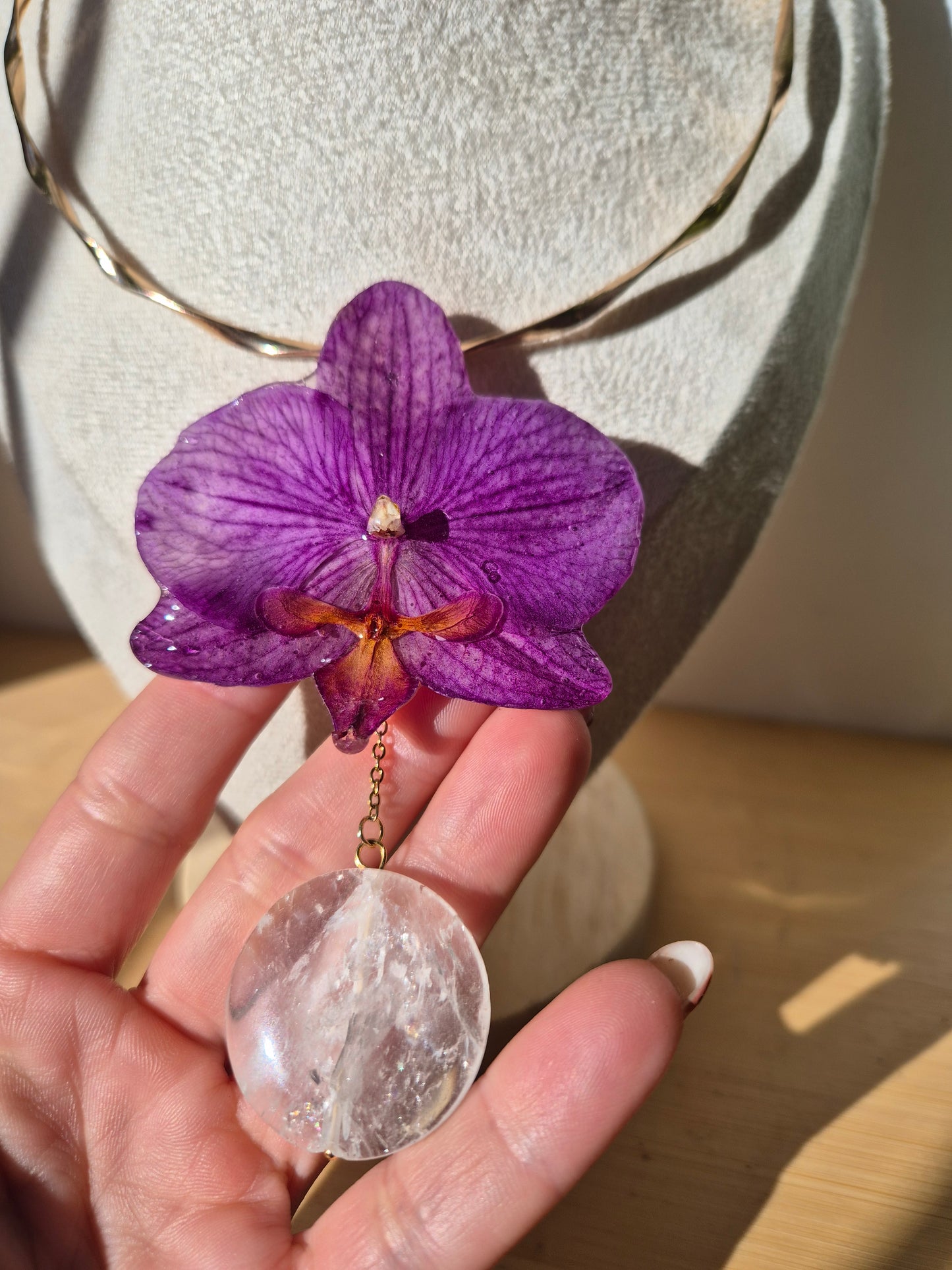 Choker orquidea Phalaenopsis y cuarzo.