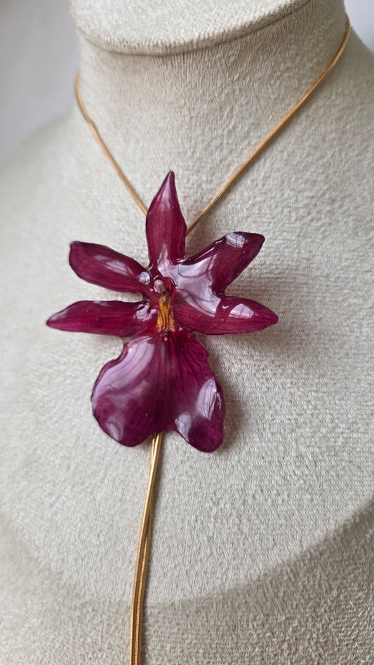 Collar regulable de orquidea.