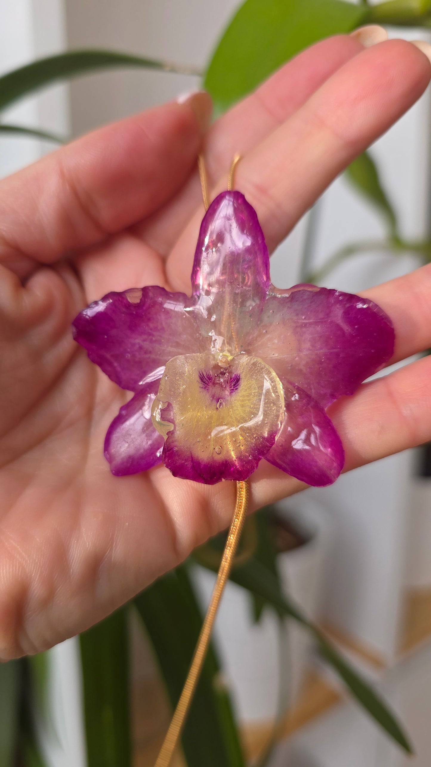 Collar regulable de orquidea.