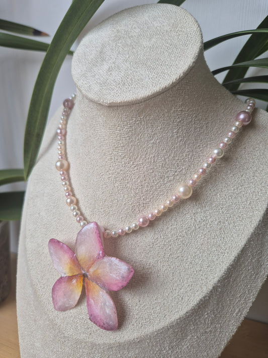 Colgante de perlas y plumeria