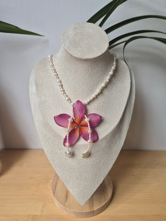 Colgante de perlas y plumeria