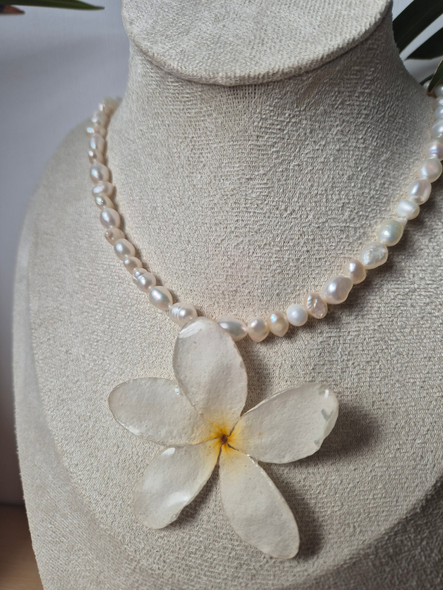 Colgante de perlas y plumeria