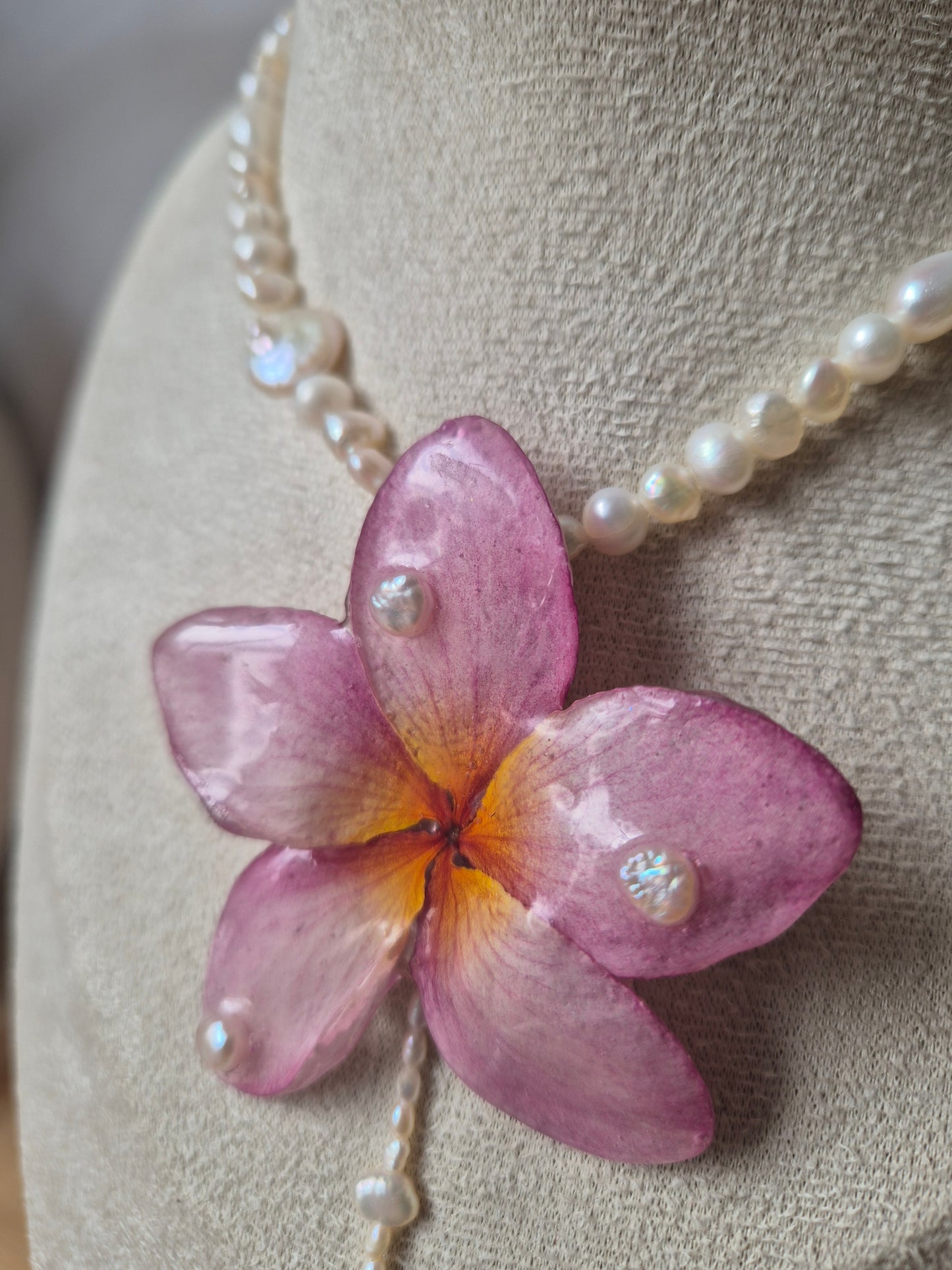 Colgante de perlas y plumeria