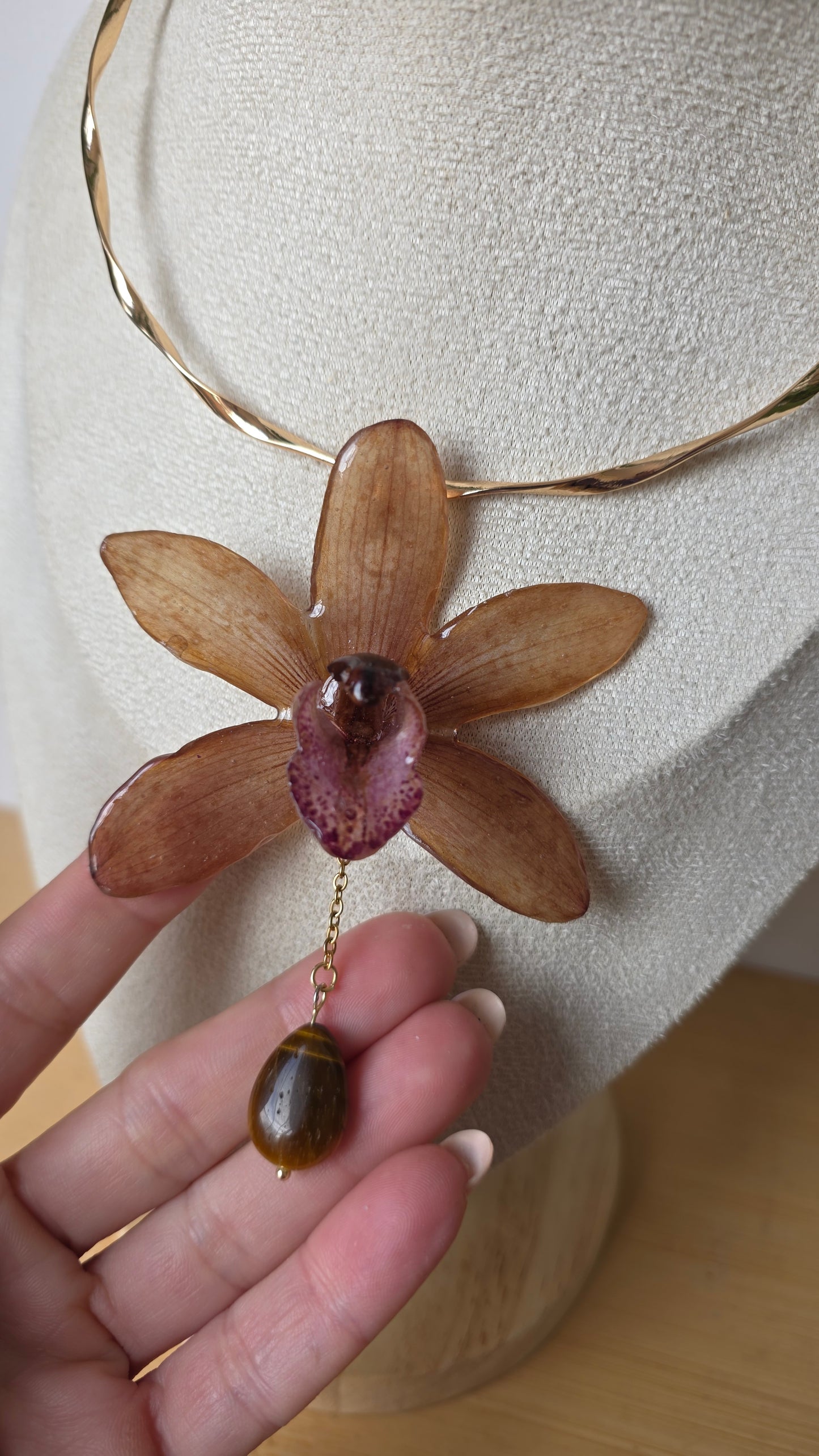 Choker orquidea Cymbidium y Ojo de tigre