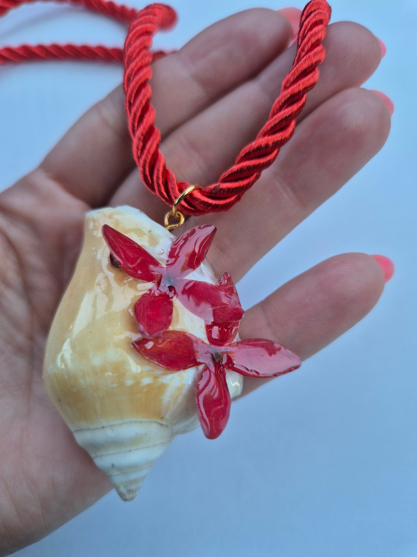 Colgante caracola con flores caribeñas