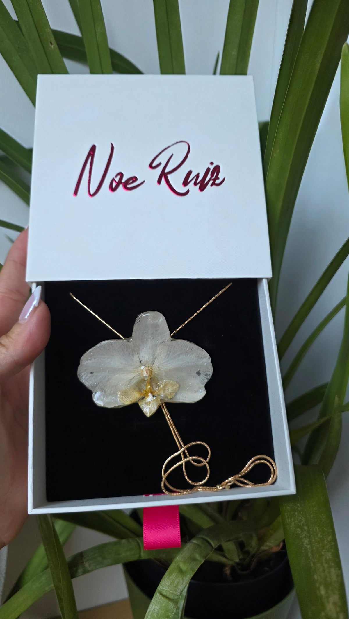 Collar regulable de orquidea.