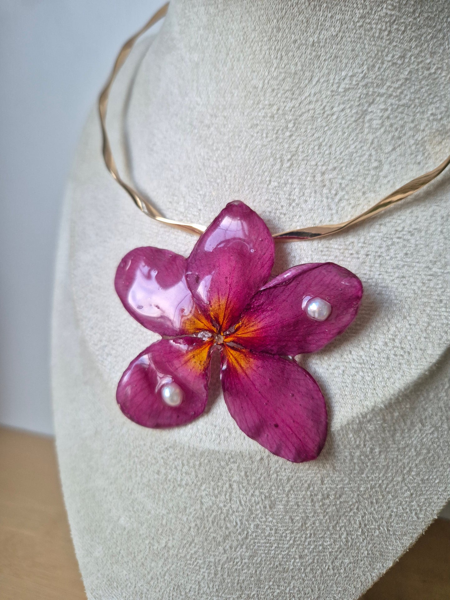 Choker plumeria fucsia