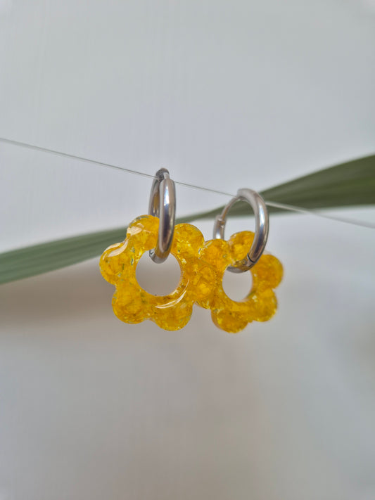 Pendientes Charm flor amarillo.