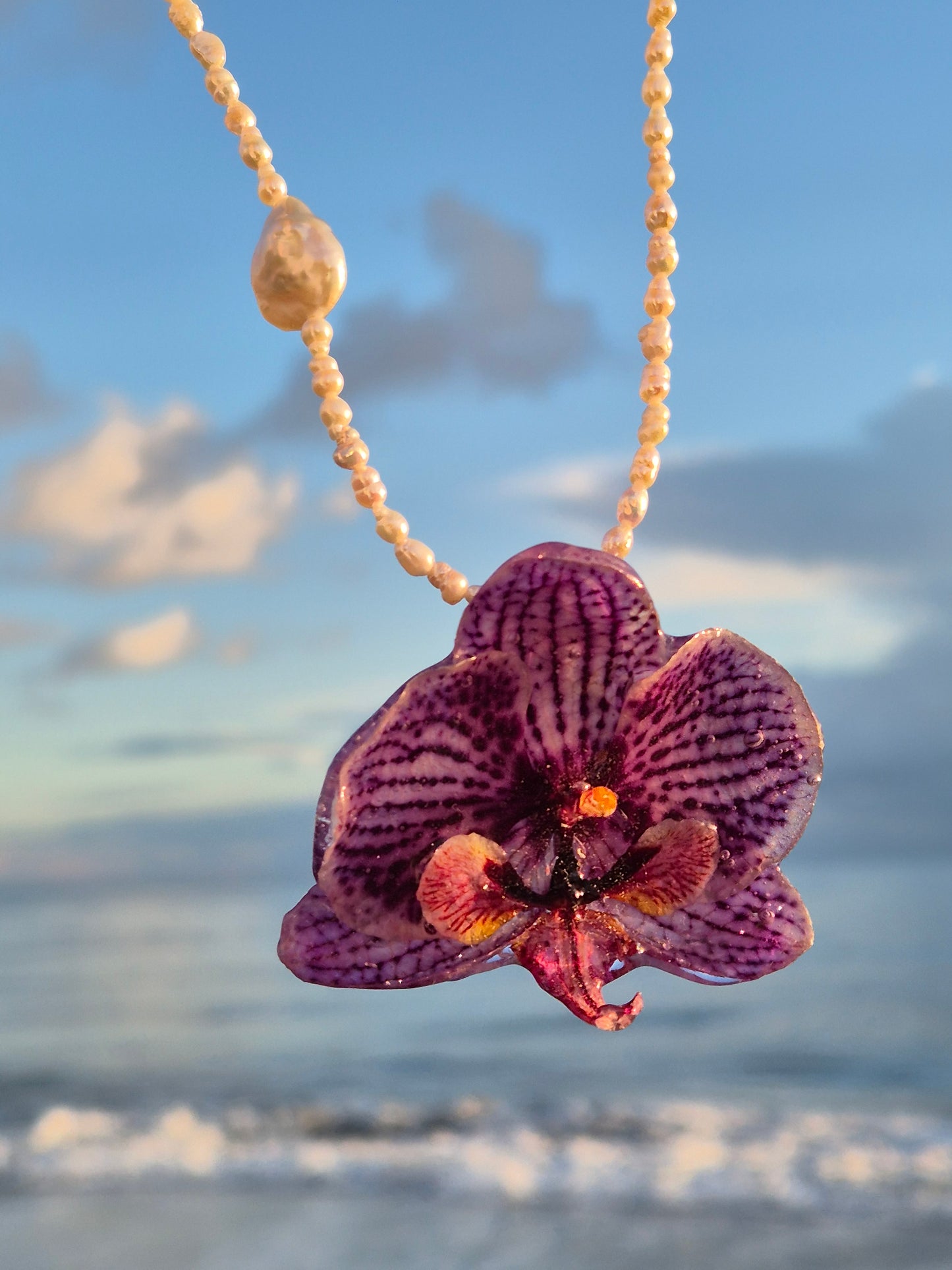 Collar de perlas con orquidea Phalaenopsis