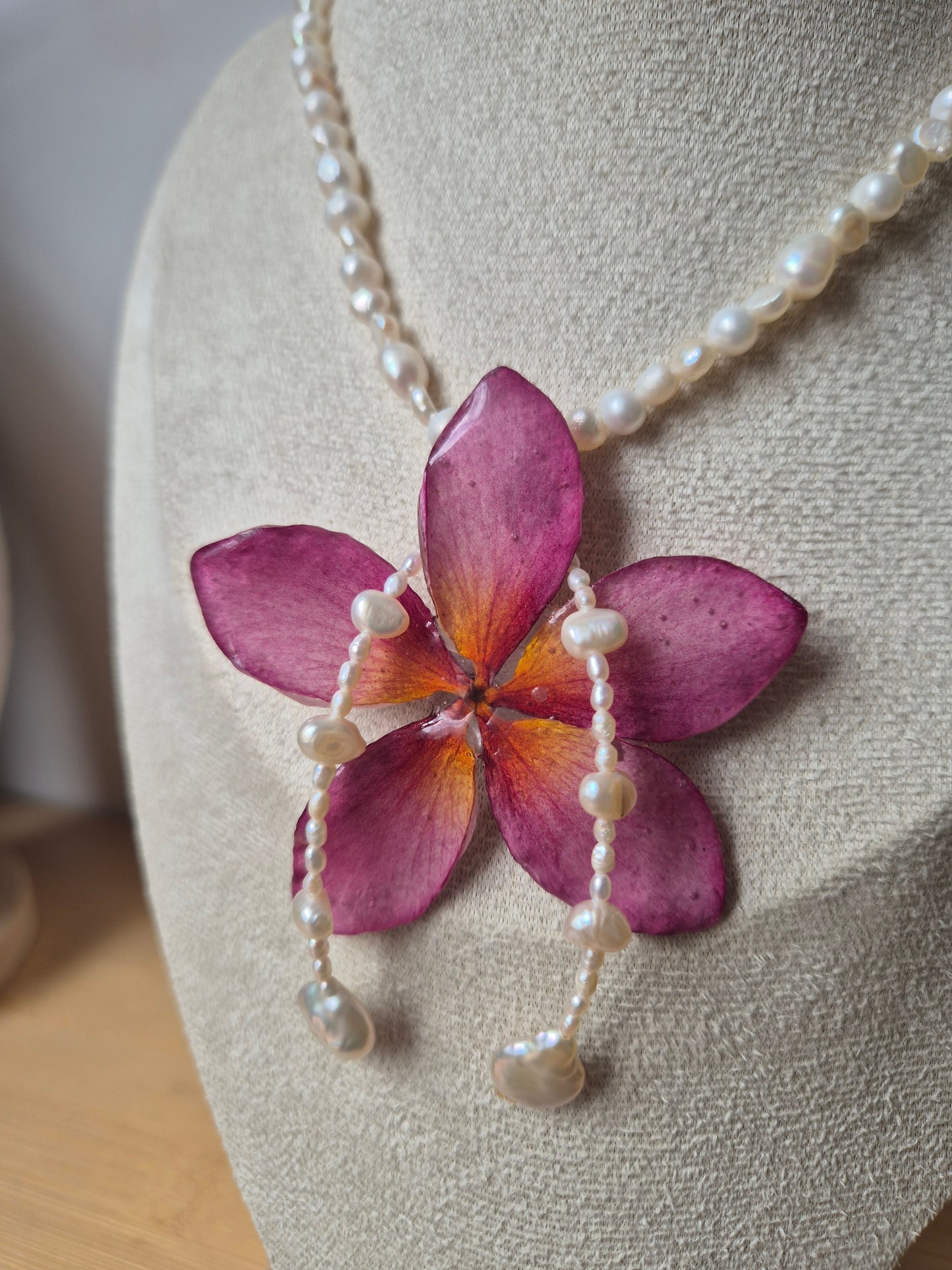 Colgante de perlas y plumeria