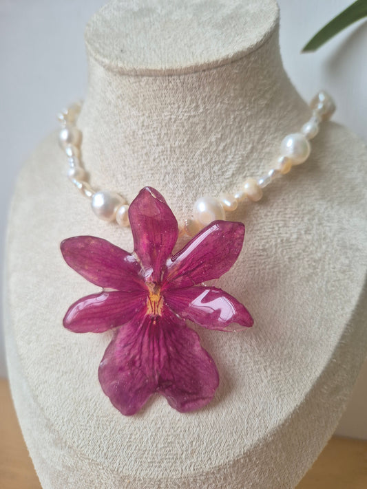Collar de perlas y orquidea Cambria
