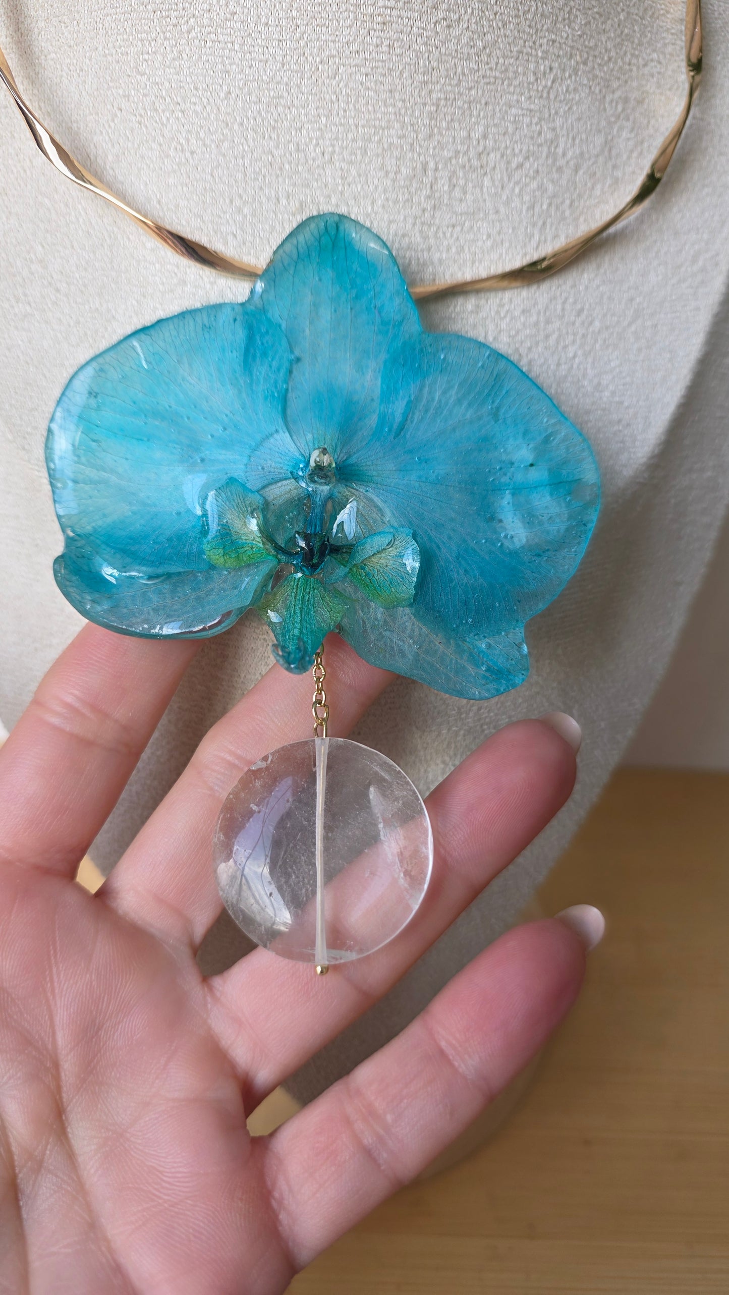 Choker orquidea Phalaenopsis y cuarzo.
