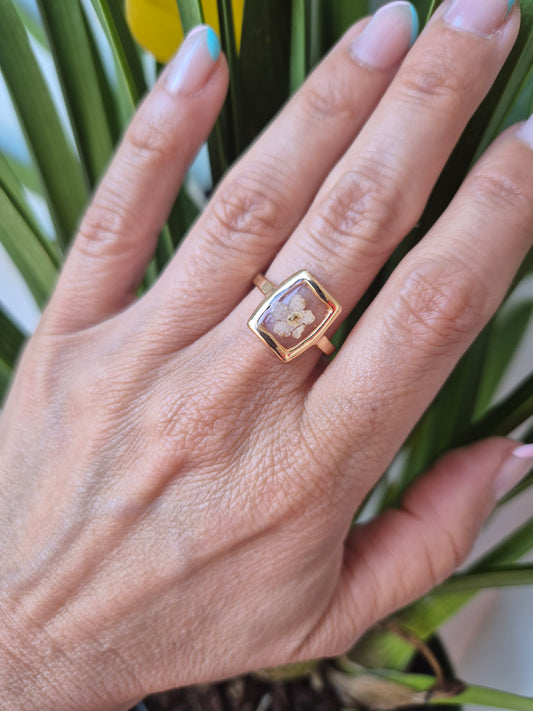 Anillo con flor blanca