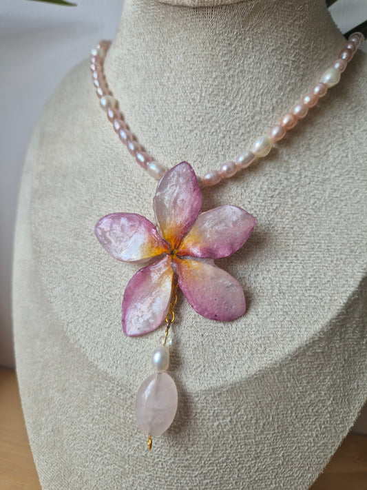 Colgante de perlas y plumeria