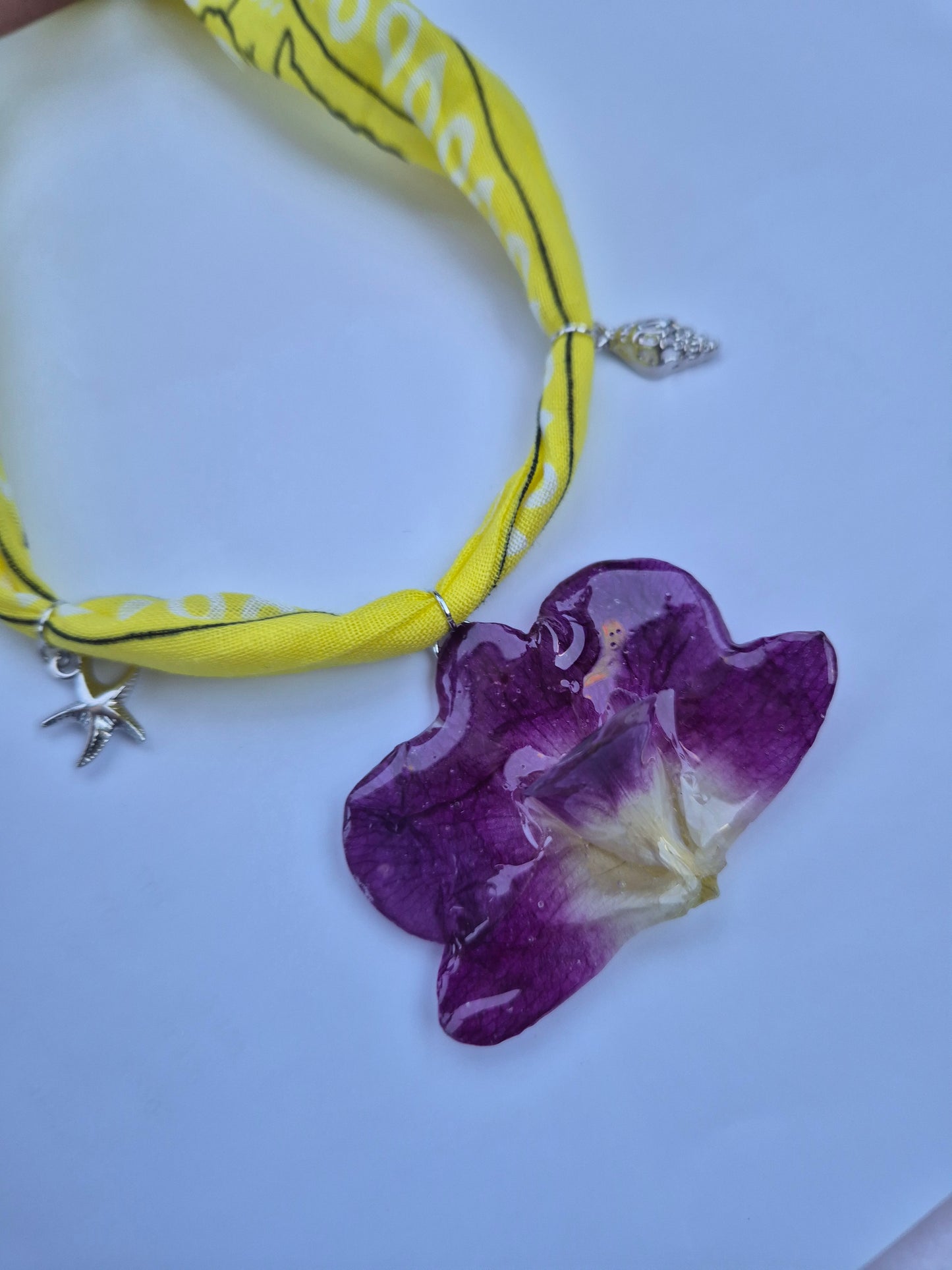 Colgante orquidea Dendrobium con dijes