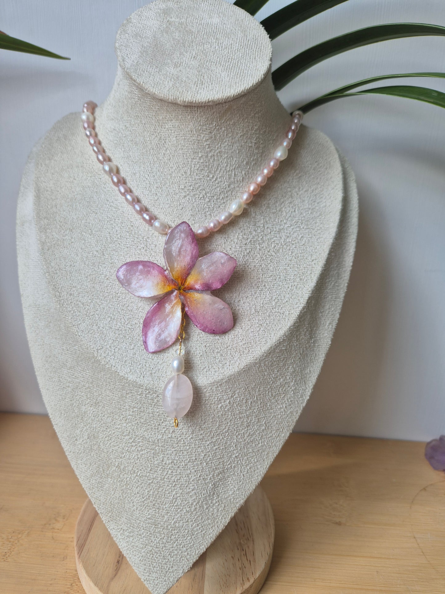Colgante de perlas y plumeria