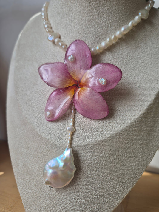 Colgante de perlas y plumeria