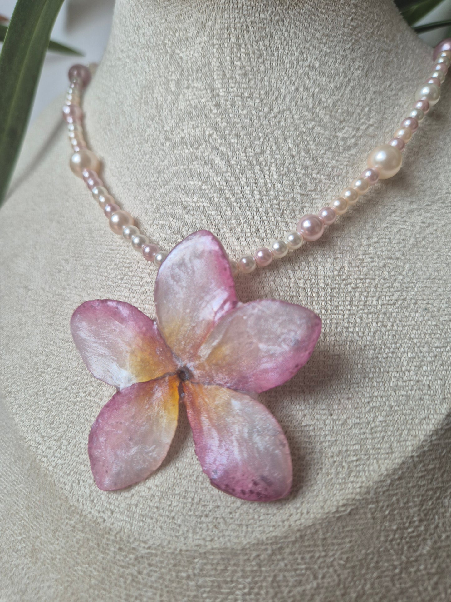 Colgante de perlas y plumeria