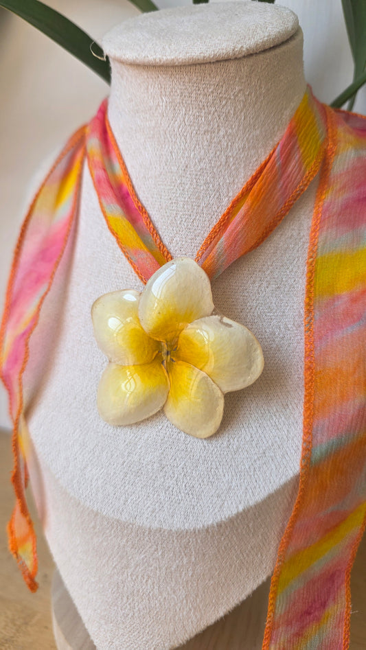 Collar plumeria y seda