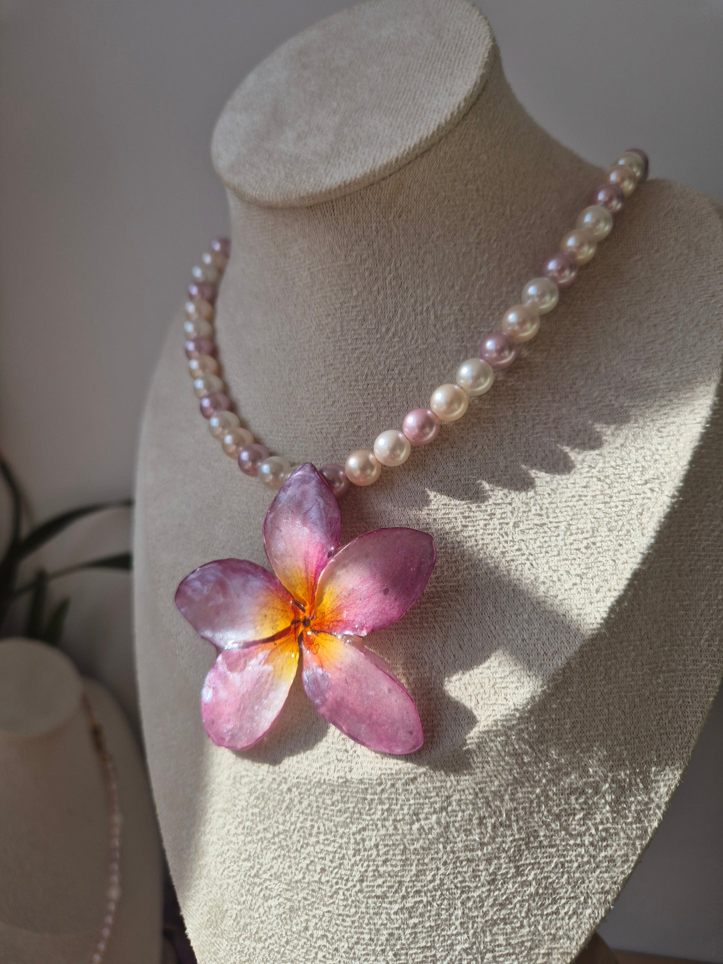 Colgante de perlas y plumeria