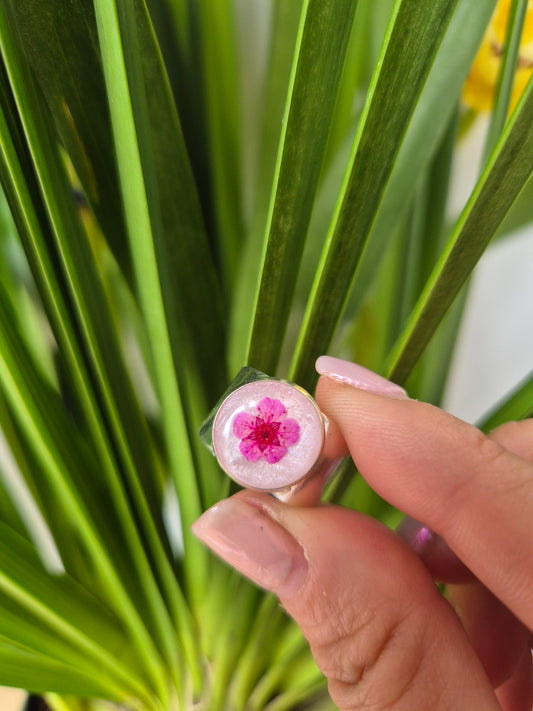 Anillo con flor rosa