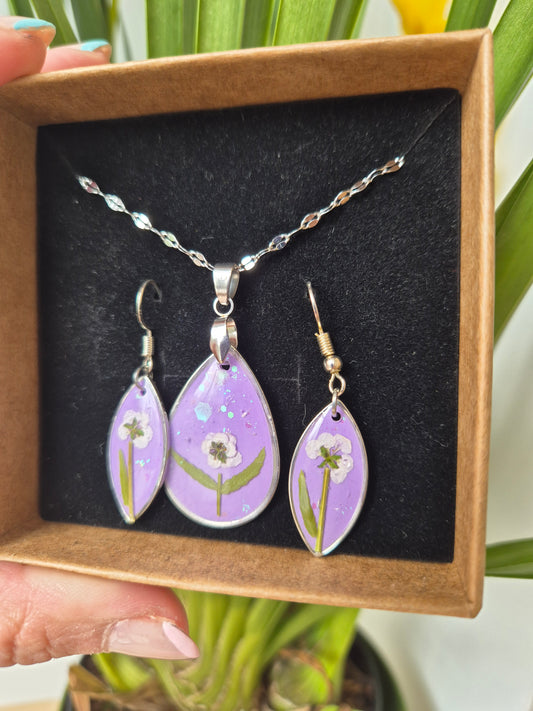 Conjunto morado flor blanca