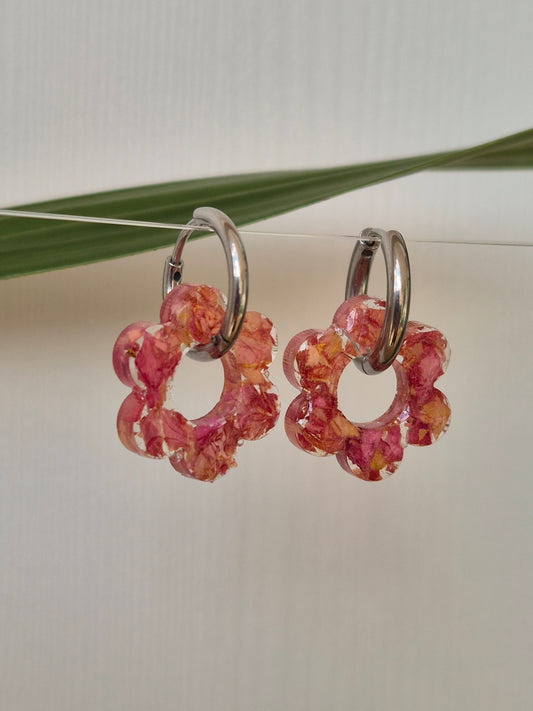 Pendientes Charm flor rosa.