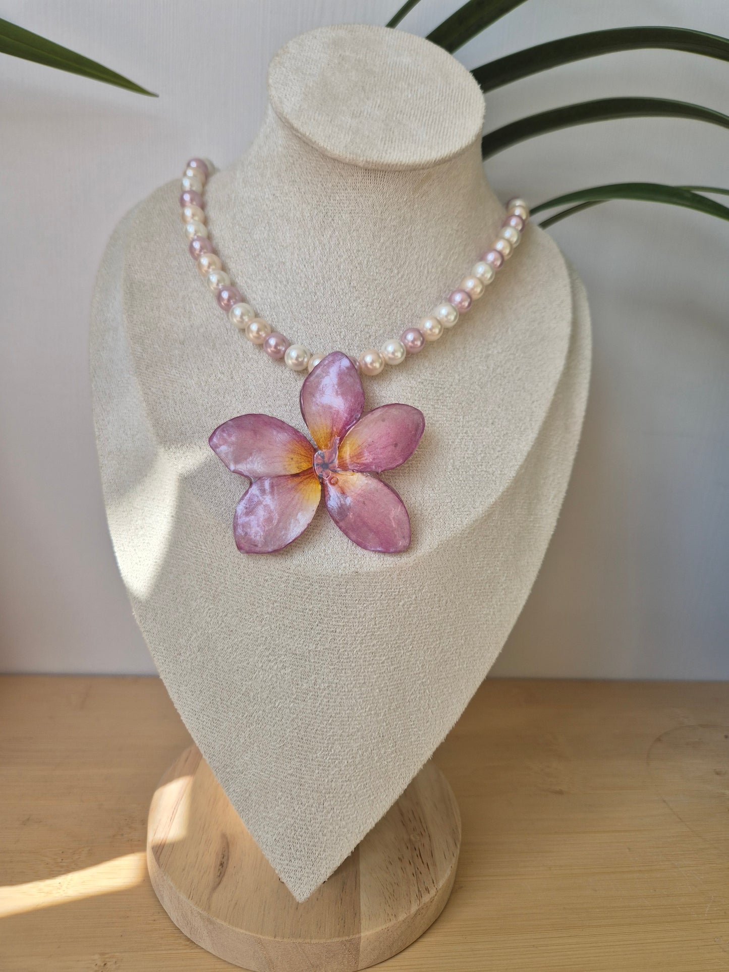 Colgante de perlas y plumeria