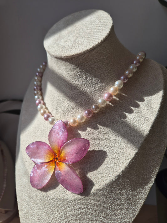 Colgante de perlas y plumeria