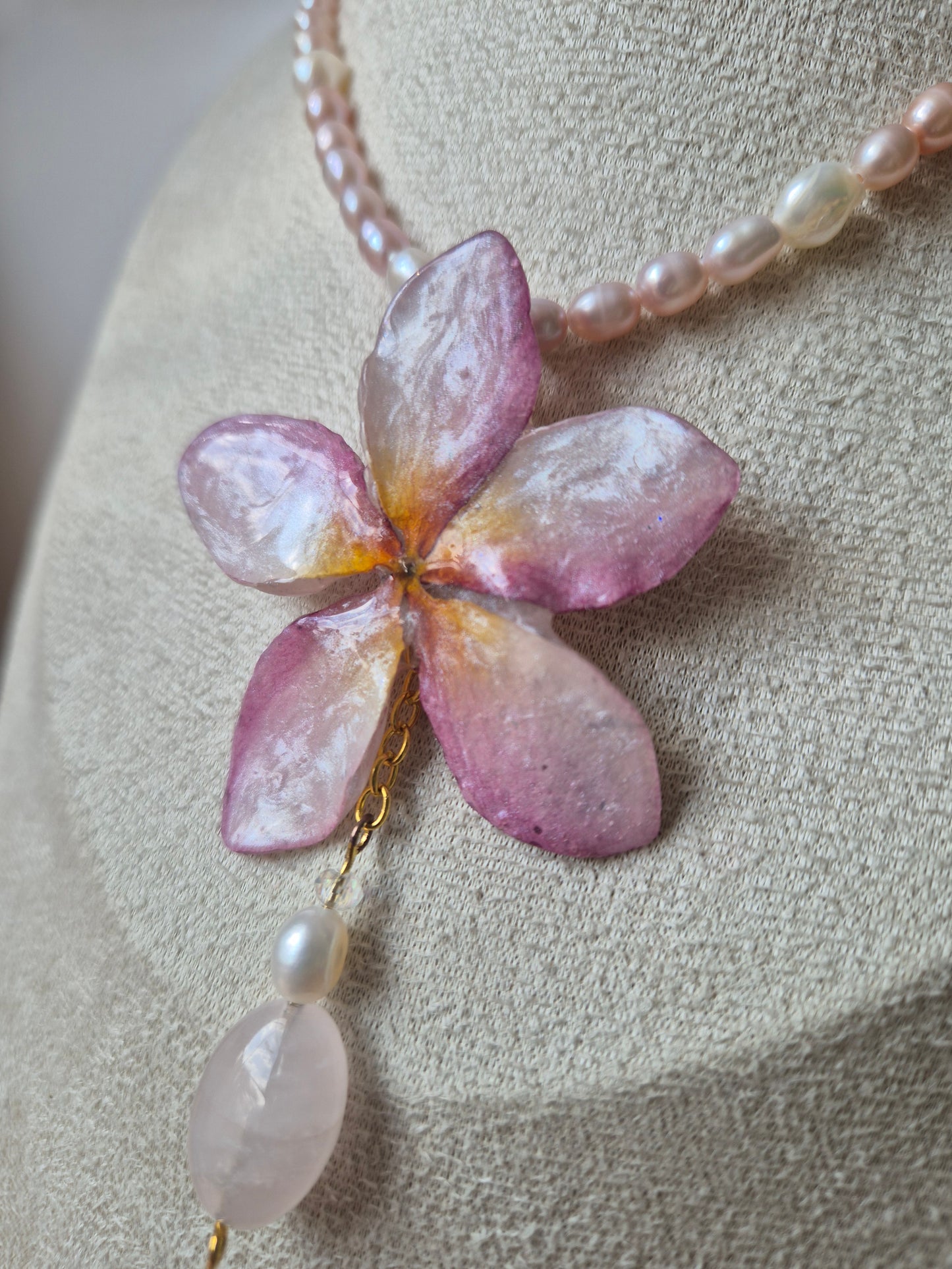 Colgante de perlas y plumeria