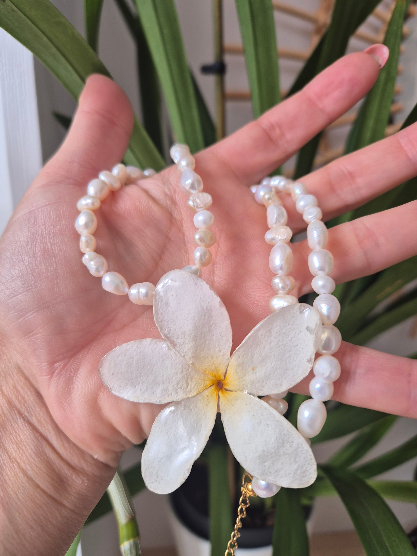 Colgante de perlas y plumeria