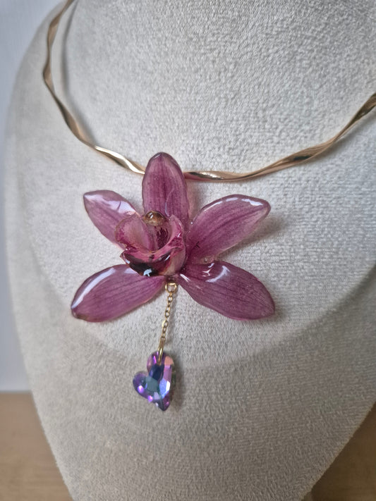 Choker orquidea Cymbidium rosa y corazón decorativo.