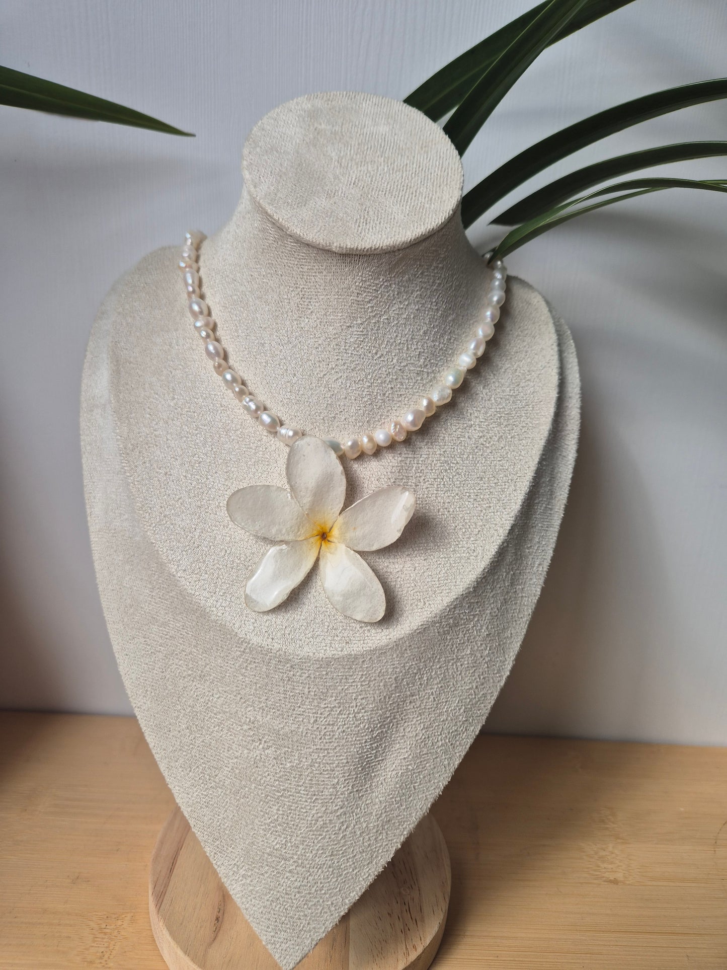 Colgante de perlas y plumeria