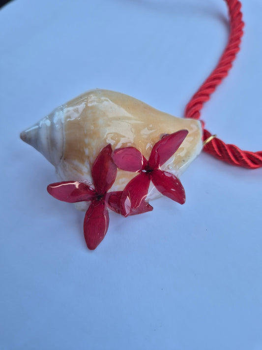 Colgante caracola con flores caribeñas