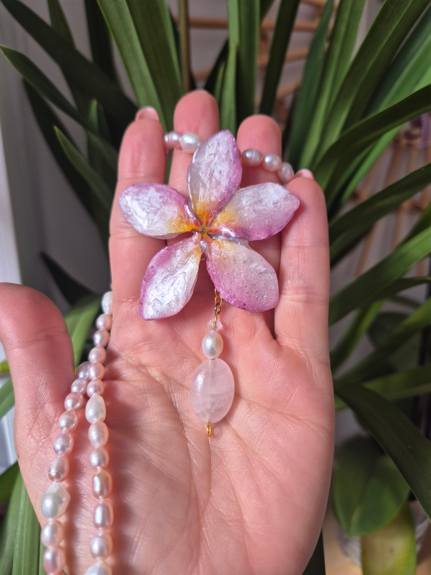 Colgante de perlas y plumeria