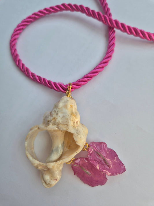 Colgante caracola y buganvilla