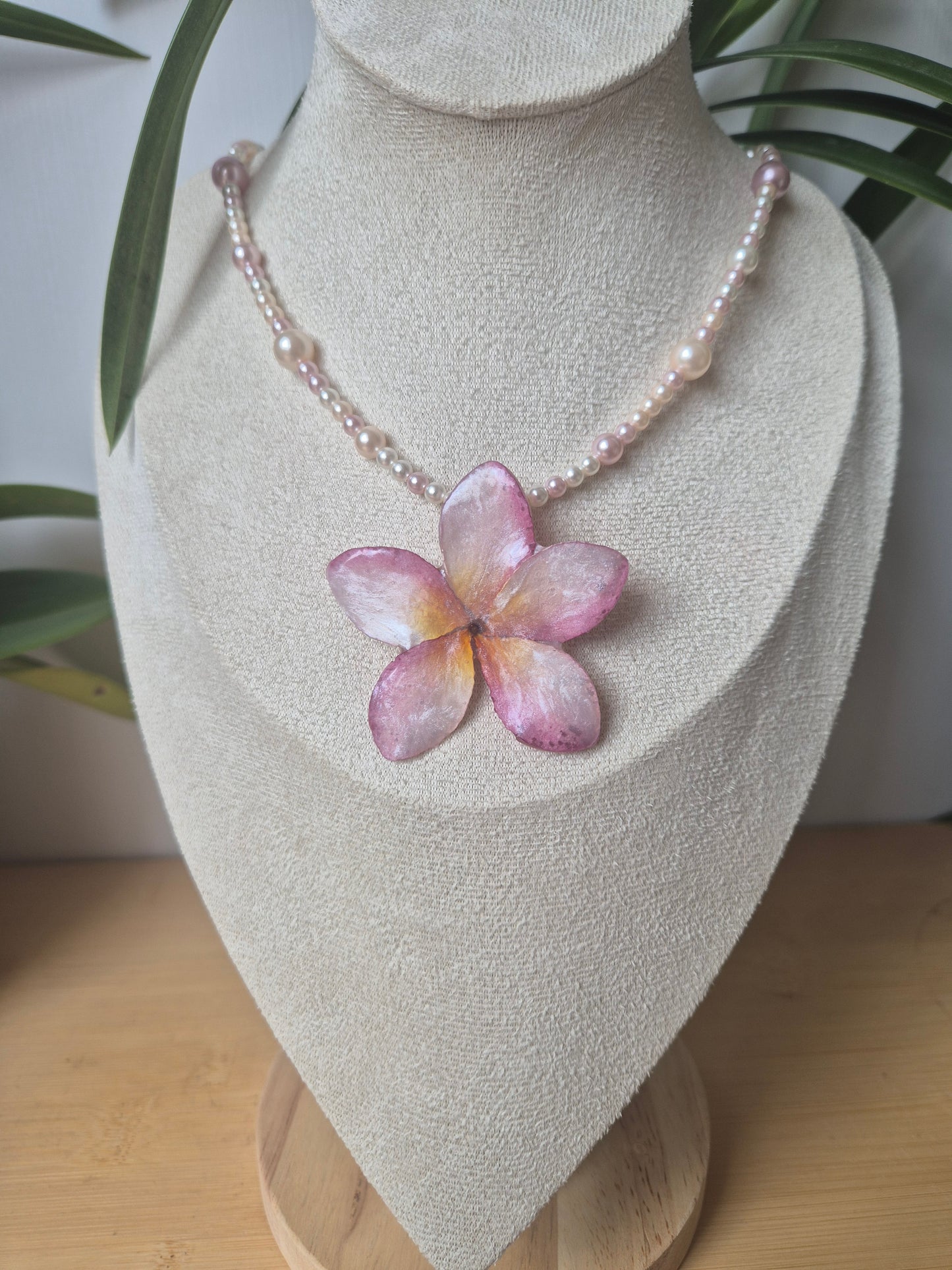 Colgante de perlas y plumeria