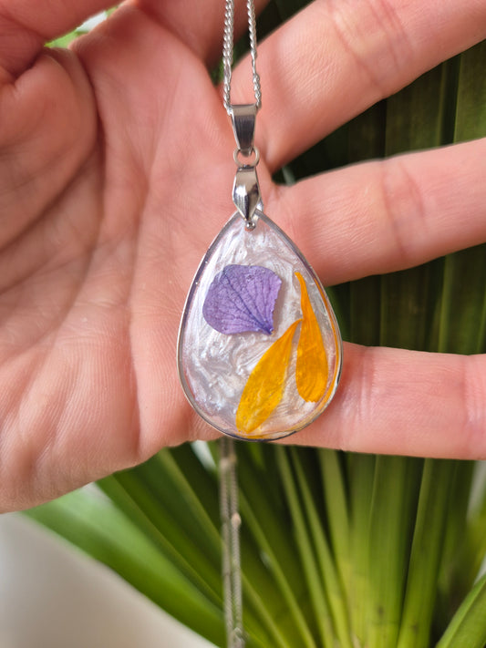 Colgante hortensia azul y pétalos naranjas