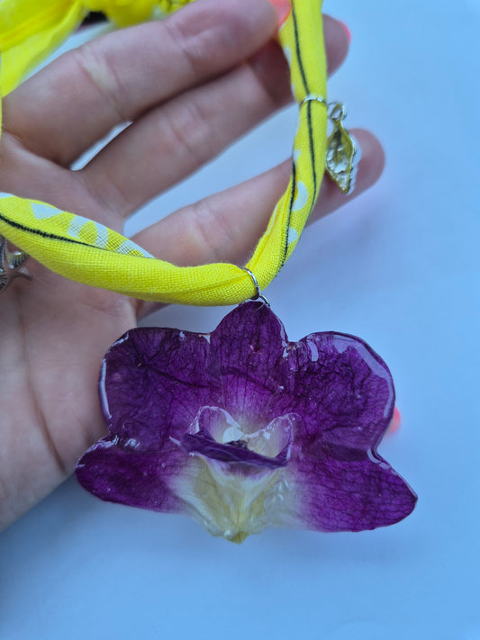 Colgante orquidea Dendrobium con dijes