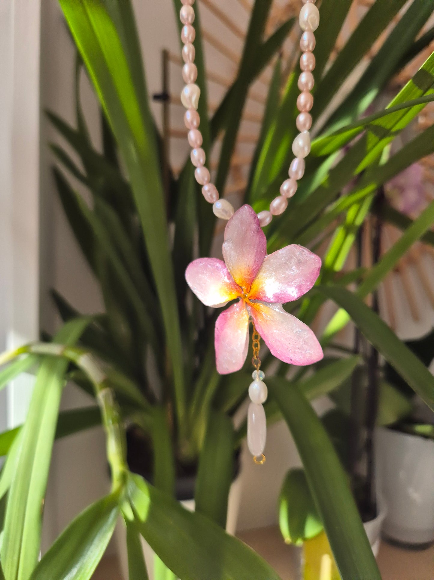 Colgante de perlas y plumeria