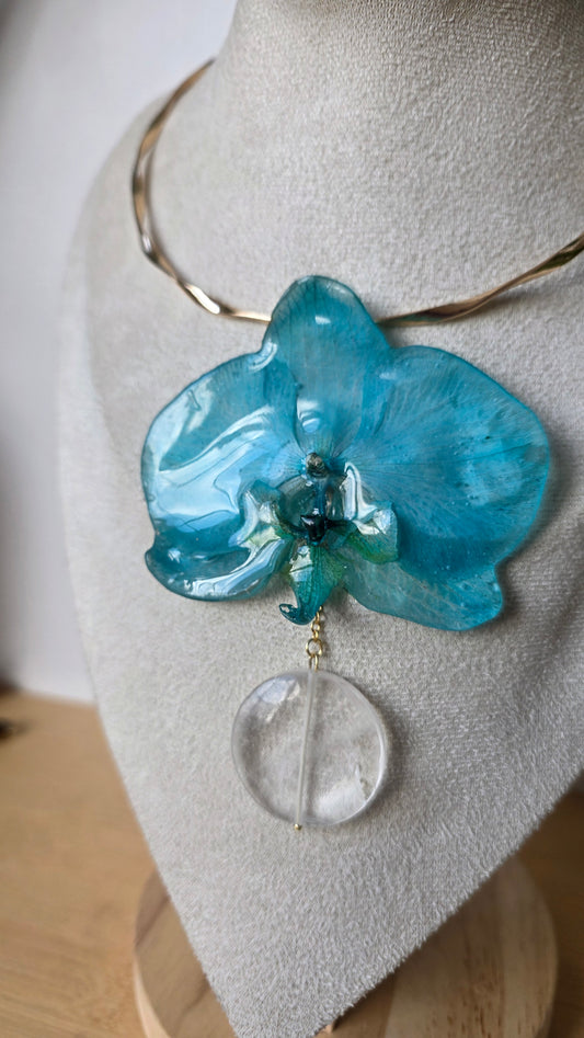Choker orquidea Phalaenopsis y cuarzo.