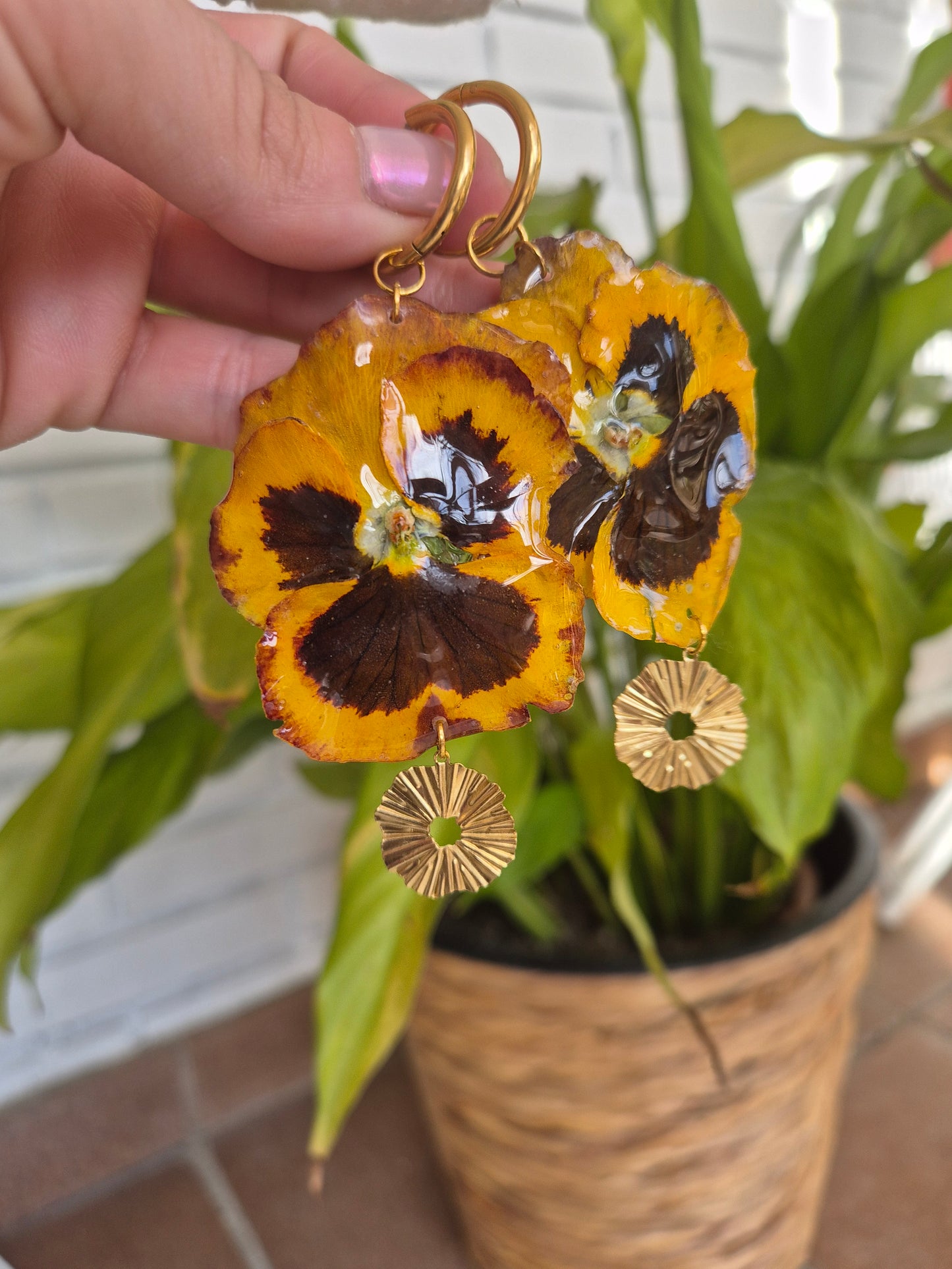 Pendientes  de Pensamientos amarillo y marrón