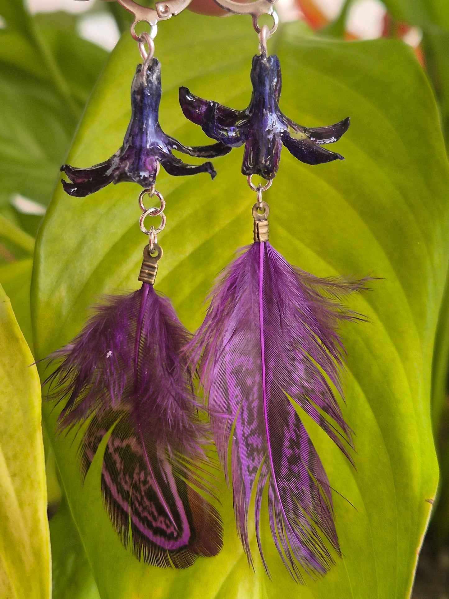 Pendientes Jacinto azul-morado  y pluma