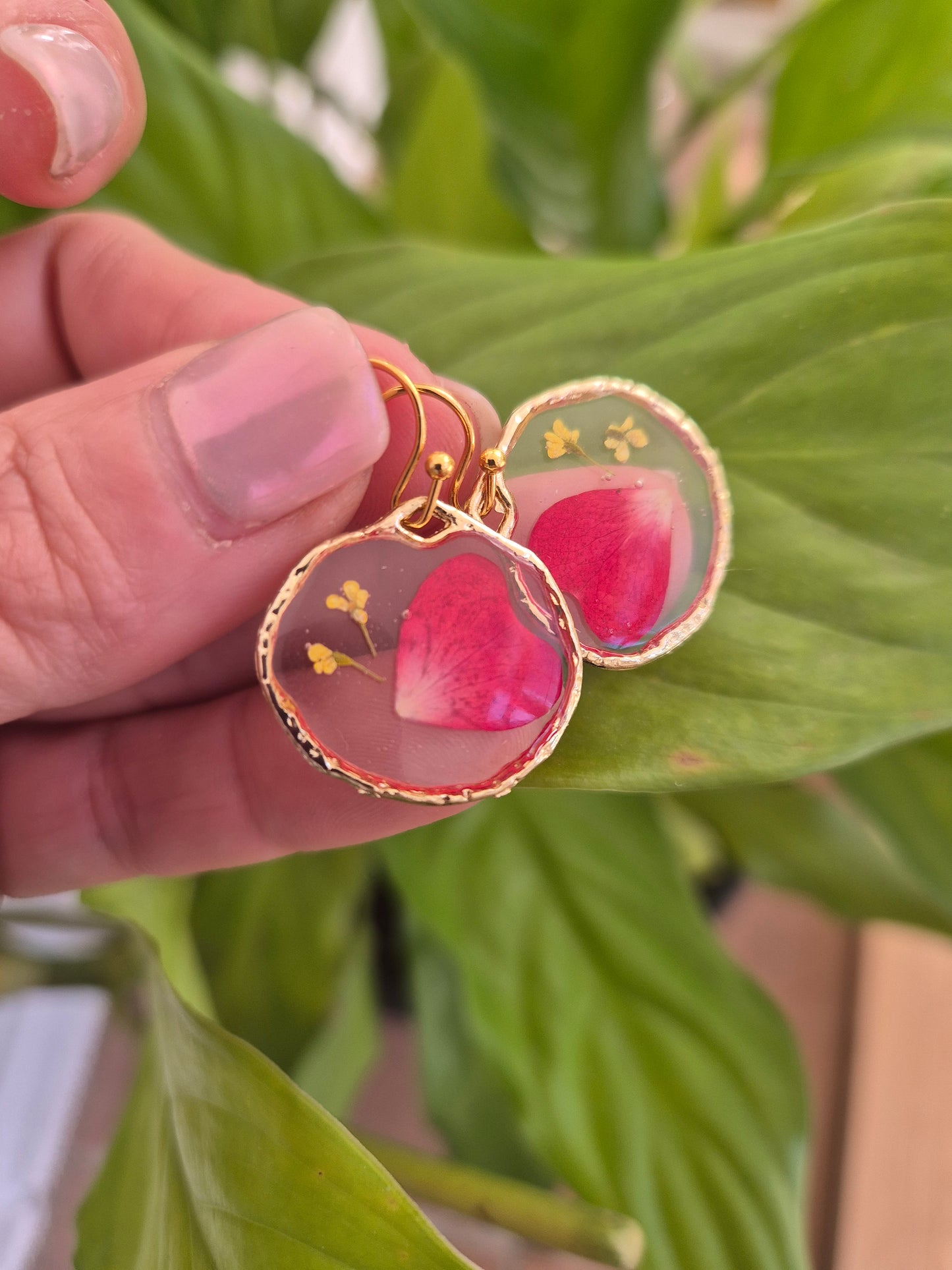 Pendientes botánica de pétalos rojos de rosa