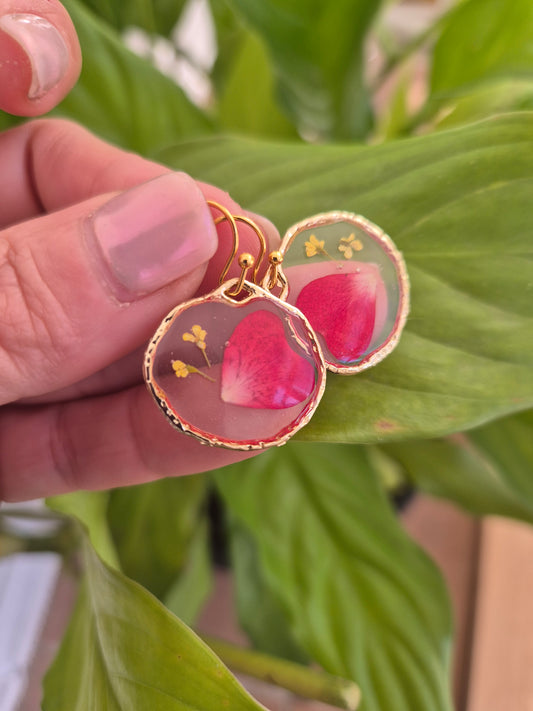 Pendientes botánica de pétalos rojos de rosa