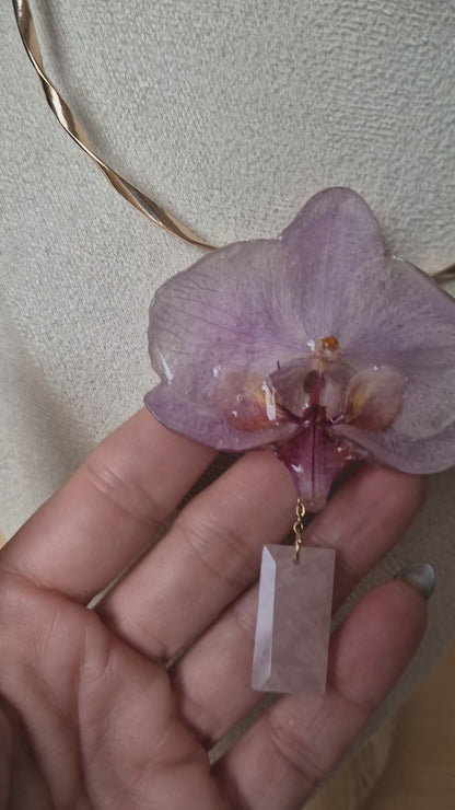 Choker orquidea Phalaenopsis y cuarzo rosa
